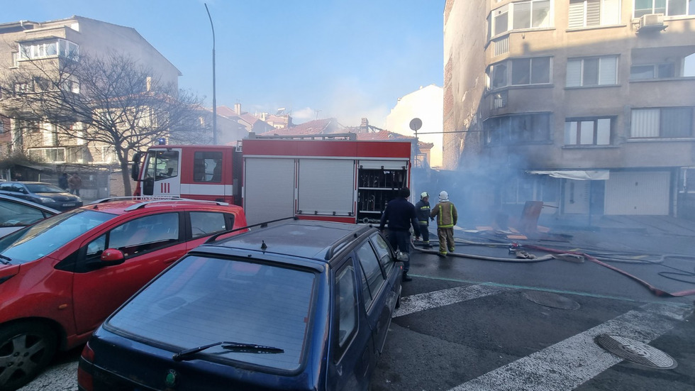 Пожар в изоставена къща в бургаския квартал "Лазур", има пострадали