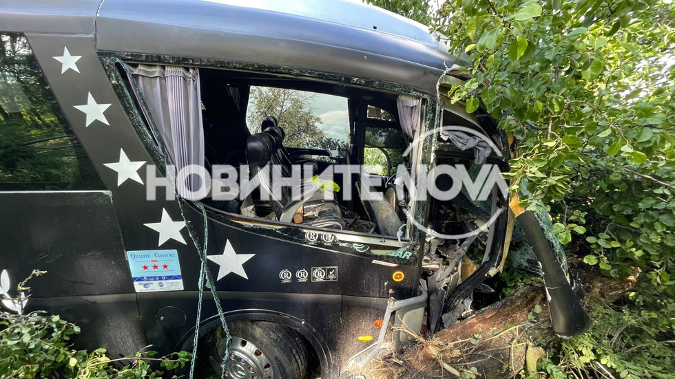 Автобус с деца катастрофира в Търговищко