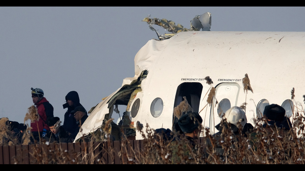 Самолет с 98 души на борда катастрофира в Казахстан, има жертви