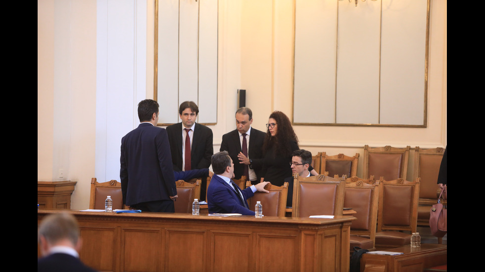 Парламентът обсъжда вота на недоверие към кабинета "Петков"