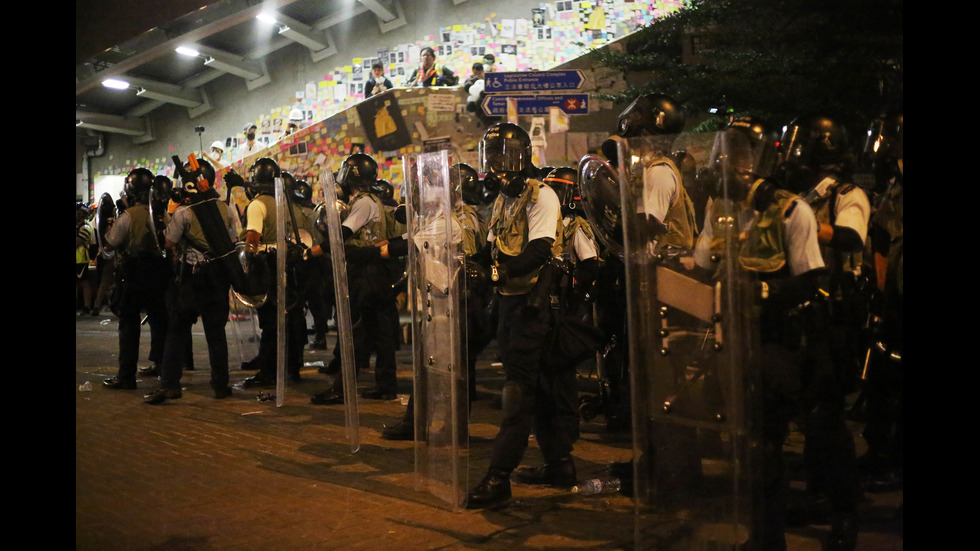 Полицията си върна контрола над парламента в Хонконг