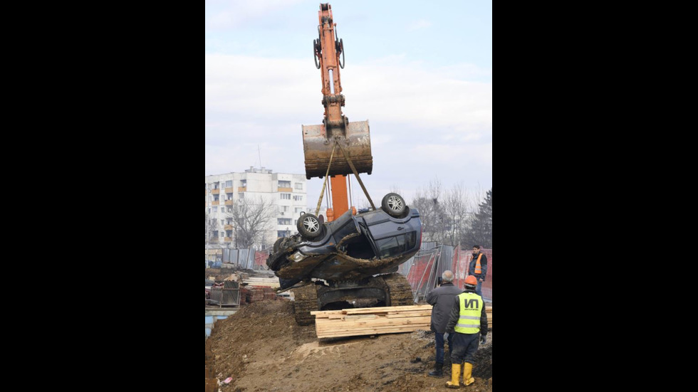 Кола падна в изкопа на метрото в "Овча купел"