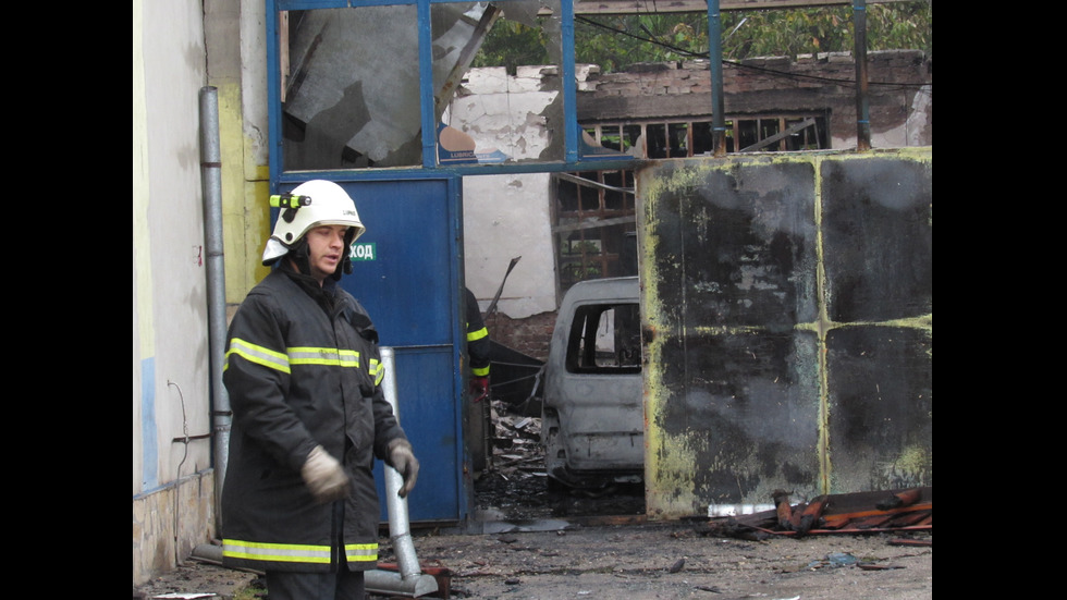 Голям пожар изпепели складове и автосервиз в Русе