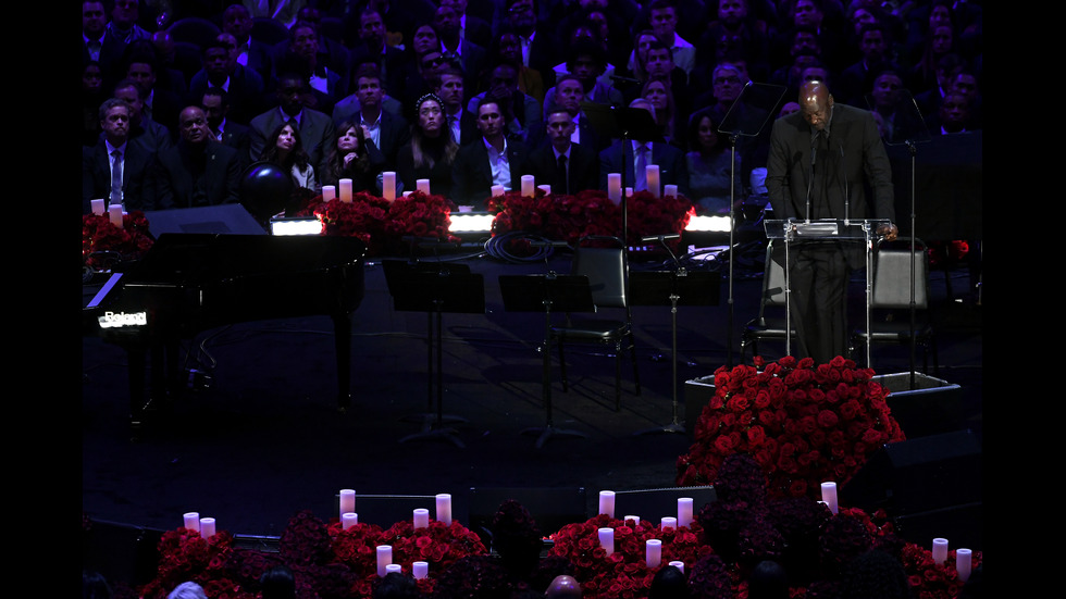 Хиляди се простиха с Коби Брайънт