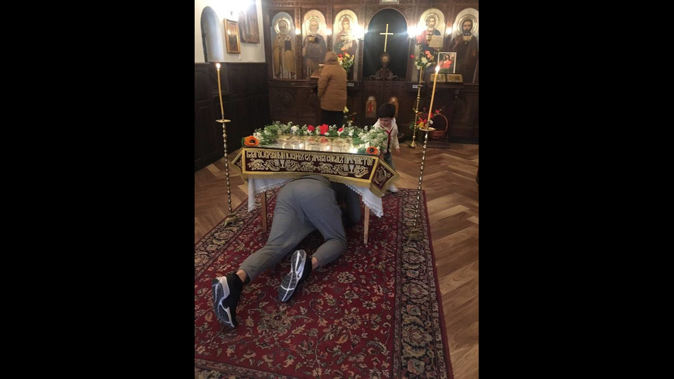 Николай Бареков и синът му минаха под масата на Разпети петък