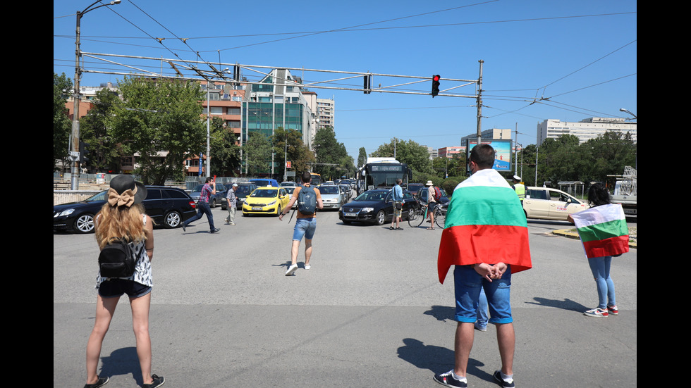 Група протестиращи блокира половин София