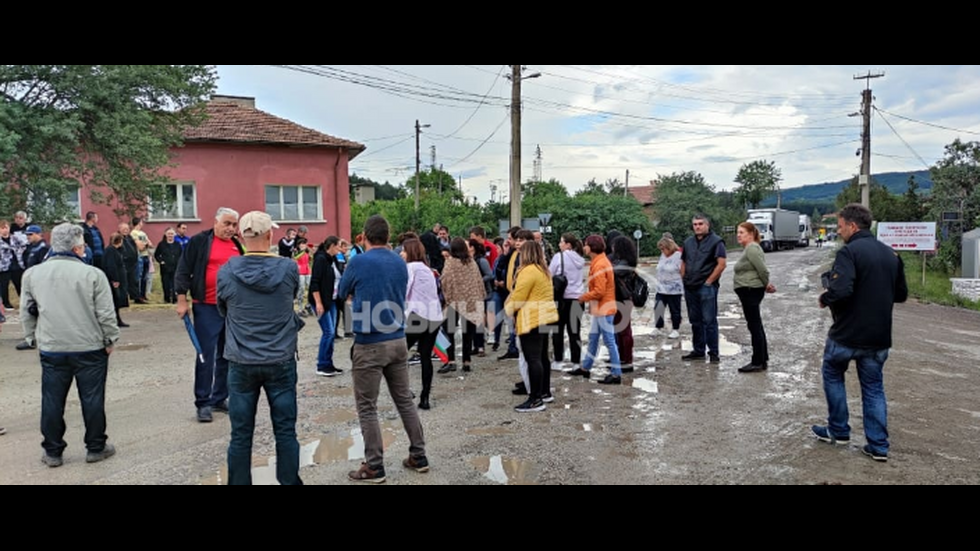 Протестиращи затвориха пътя за „Калотина”