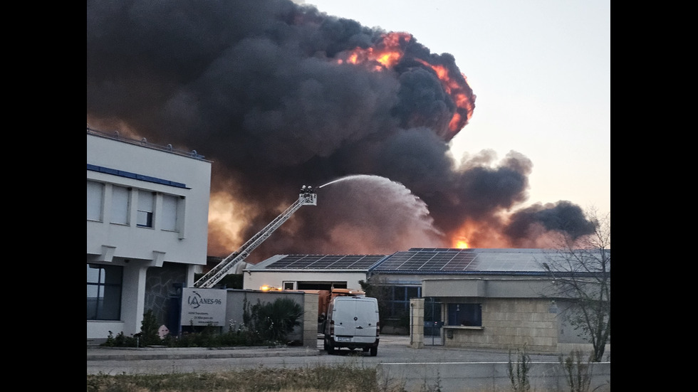 Пожар в склад за пластмаса край Пловдив