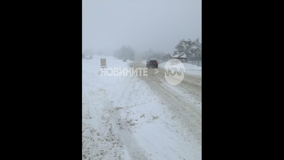 ЗИМАТА СЕ ВЪРНА: Сняг и поледици затрудняват движението