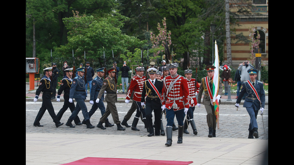 Президентът и началникът на отбраната поднесоха венци на Паметника на незнайния воин