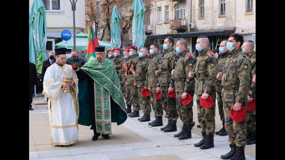 Хиляди спасяваха Богоявленския кръст в цялата страна