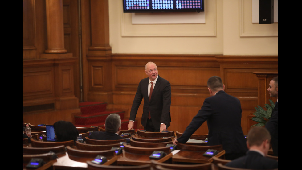 Парламентът решава дали да подкрепи проектокабинета "Габровски"