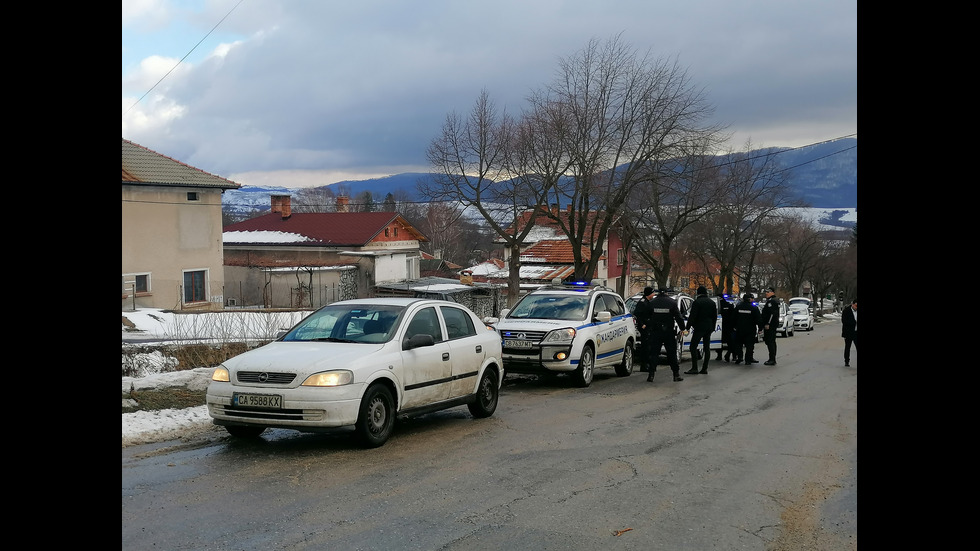 Спецакция в село Антон, има задържани