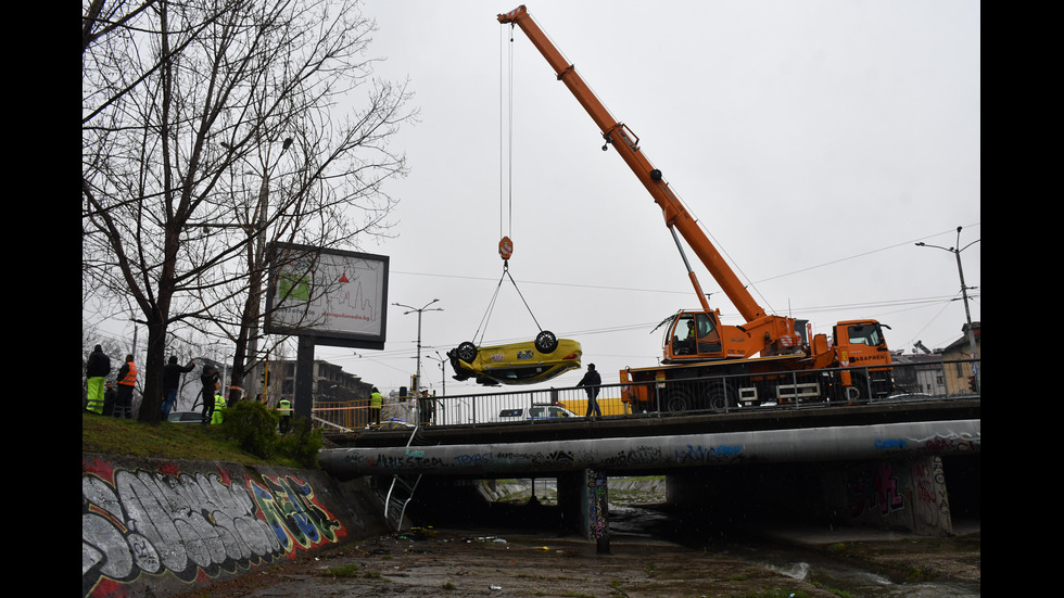 Такси падна в коритото на река в София, има ранен
