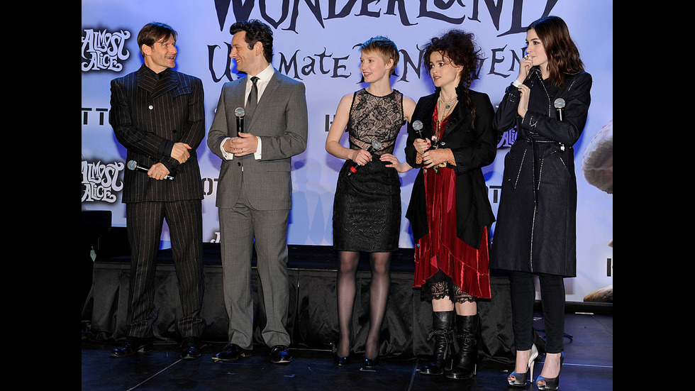 ИЗНЕНАДИ НА ЧЕРВЕНИЯ КИЛИМ: Звездите, трансформирали тоалетите си пред публиката