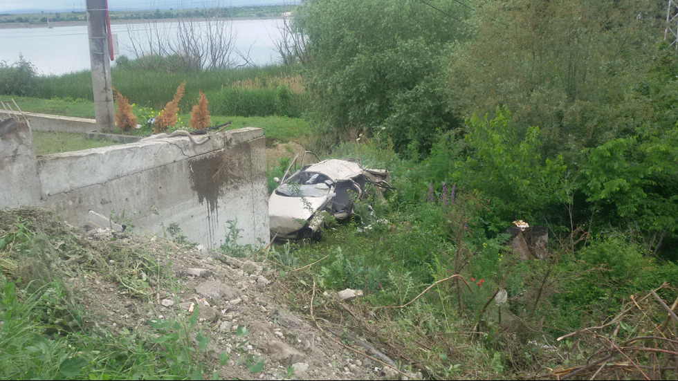 Кола се удари в бетонна стена в Шумен