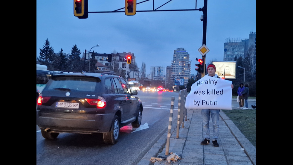 В памет на Навални: Положиха свещи и цветя пред руското посолство в София