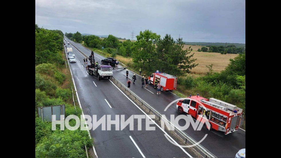 Камион събори предпазна рамка