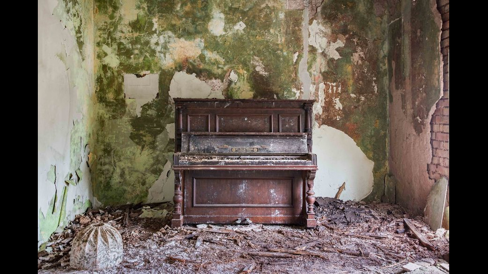 Фотограф обикаля света, за да търси изоставени пиана