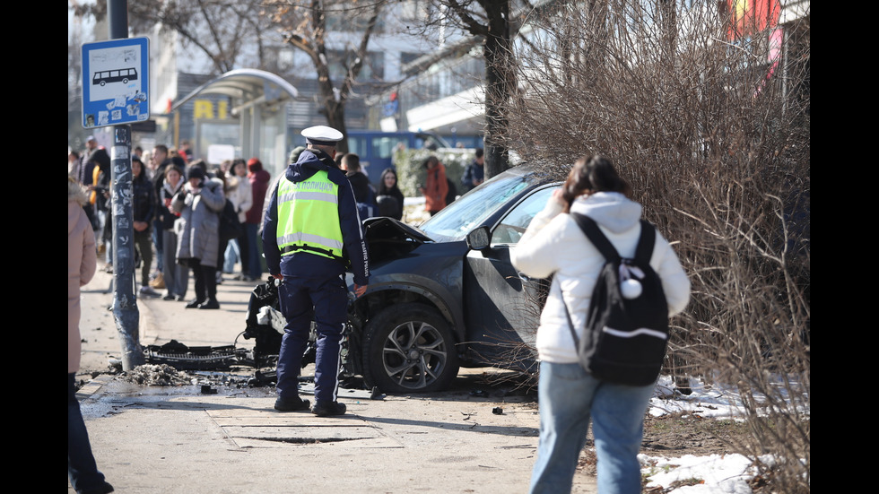 Кола се вряза в автобусна спирка в София, има ранени