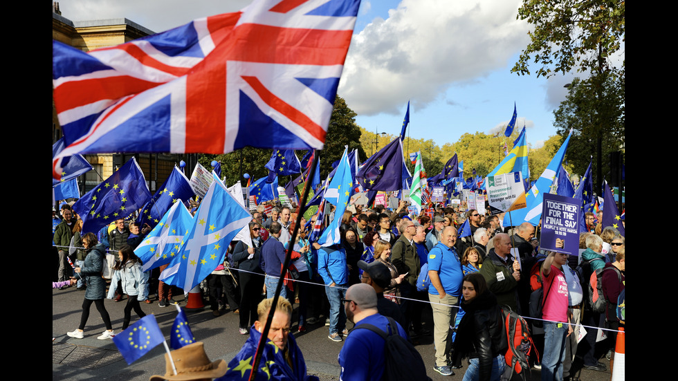 Десетки хиляди протестират в Лондон срещу Brexit