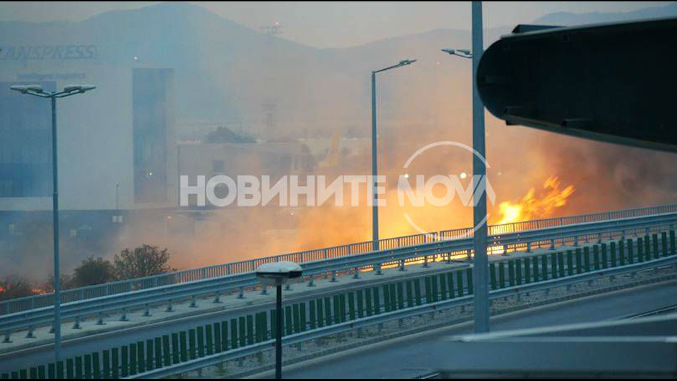 Голям пожар пламна до летище София