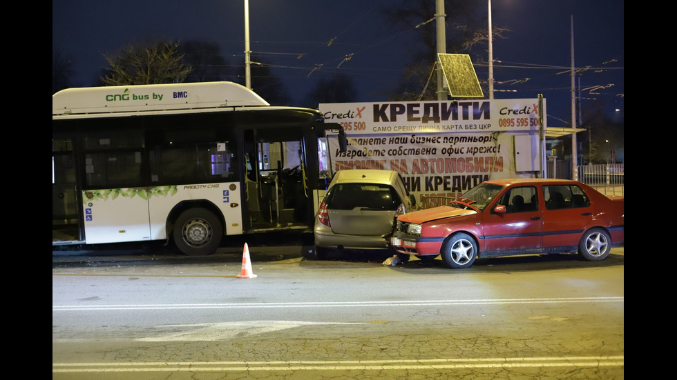 Автобус удари три коли и помете павилиони в София, жена е пострадала