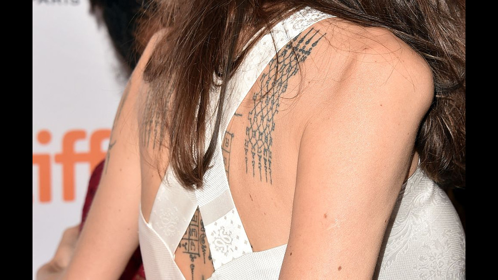 Мистика и скрити послания в татуировките на Анджелина Джоли