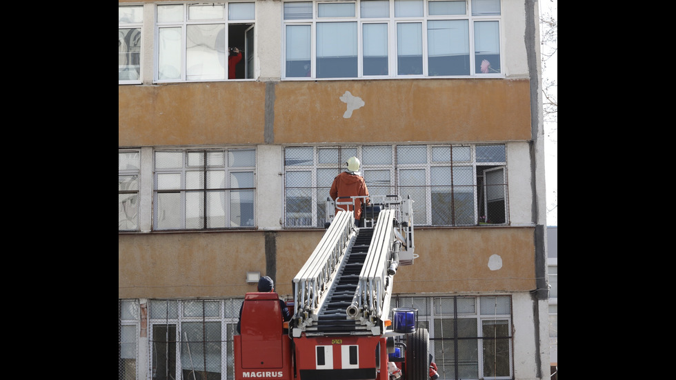 Тренировъчна евакуация и демонстрация на пожарникари и доброволци в София