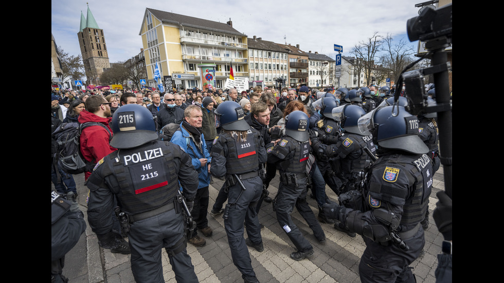 Сблъсъци с полицията по време на неразрешен протест в Германия