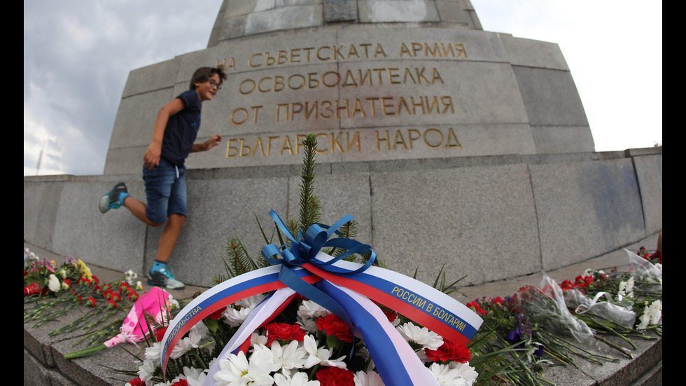 Членове на БСП положиха венци и цветя пред паметника на Червената армия