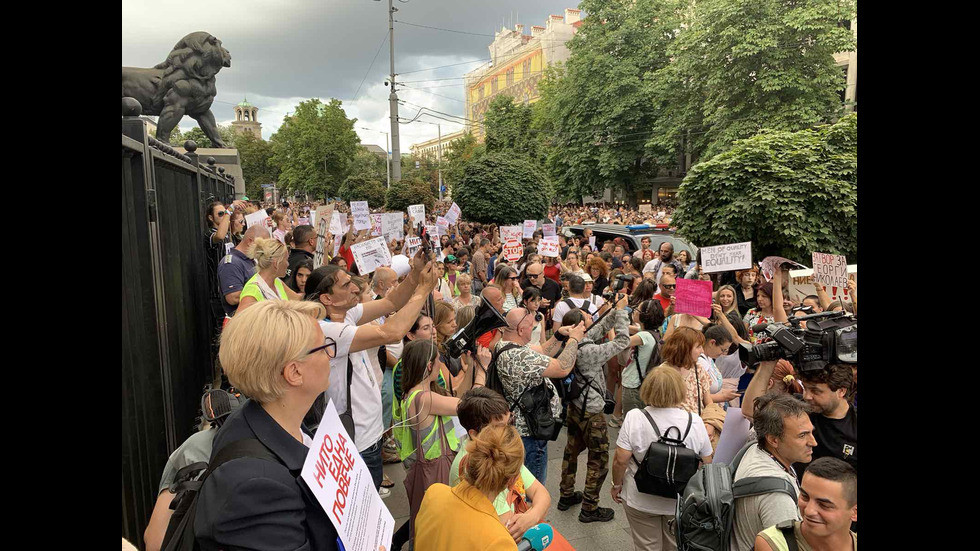 Протести в десетки градове заради жестоко малтретираното 18-годишно момиче