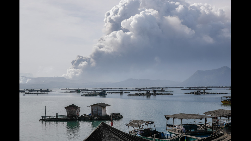 Вулканът във Филипините започна да изхвърля лава
