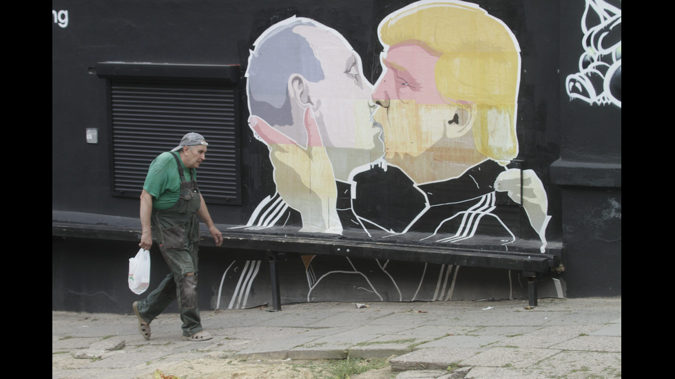 На стена във Вилнюс се появи графит "Целувката между Путин и Тръмп"