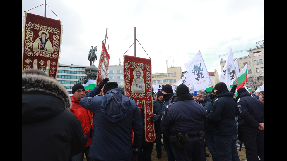 "Възраждане" организира протест срещу зеления сертификат, докараха водно оръдие пред НС