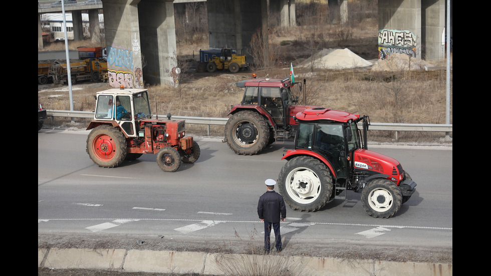 Протестът на земеделците и блокадите на ключови места продължават