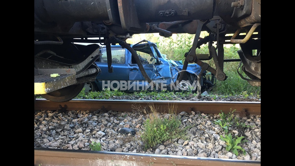 Влак помете лека кола край Шумен (СНИМКИ)