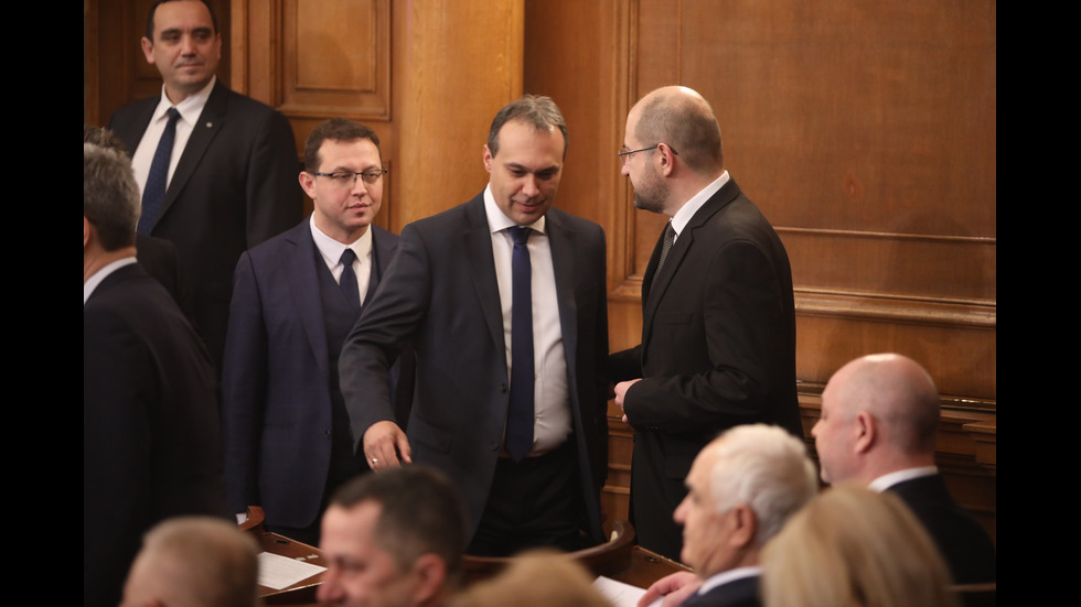 Парламентът решава дали да подкрепи проектокабинета "Габровски"