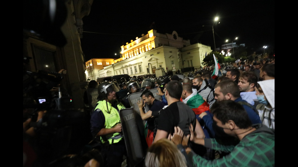 Бомбички, бутилки и павета полетяха към полицаите на протеста в София