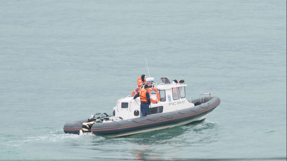 Първи снимки от катастрофата на руски самолет в Черно море