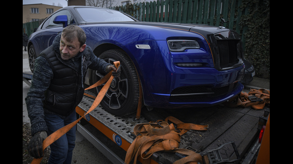 В Румъния иззеха луксозни коли на инфлуенсър, замесен в трафик на хора