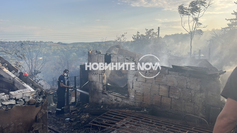 Голям пожар в Старозагорско унищожи къщи, обявиха бедствено положение