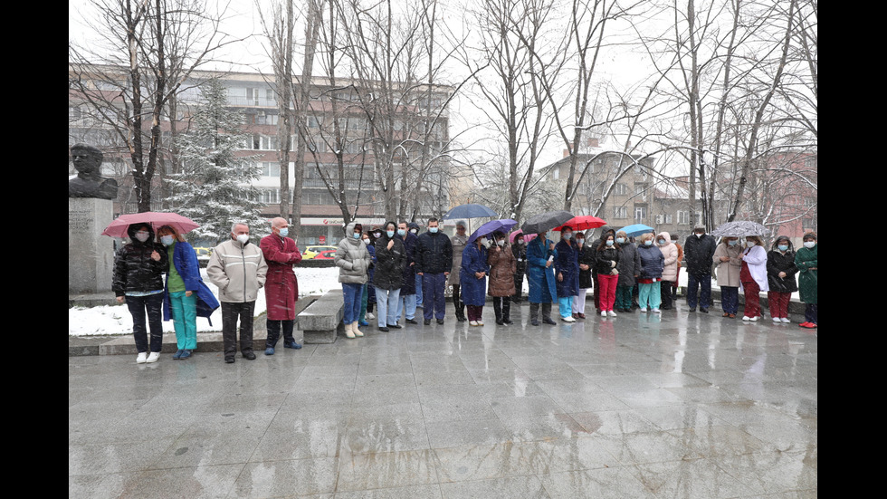 С ВОЙ НА СИРЕНИ: Почетоха паметта на починалите от COVID-19 медици