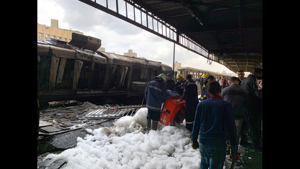 Влак избухна на гарата в Кайро