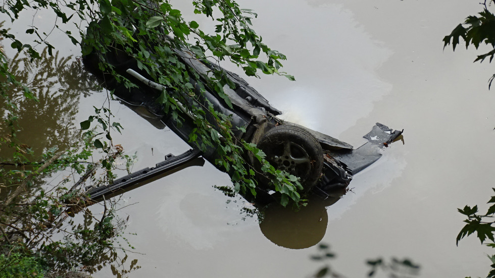 Кола излетя от 8 метра височина в река „Струма“
