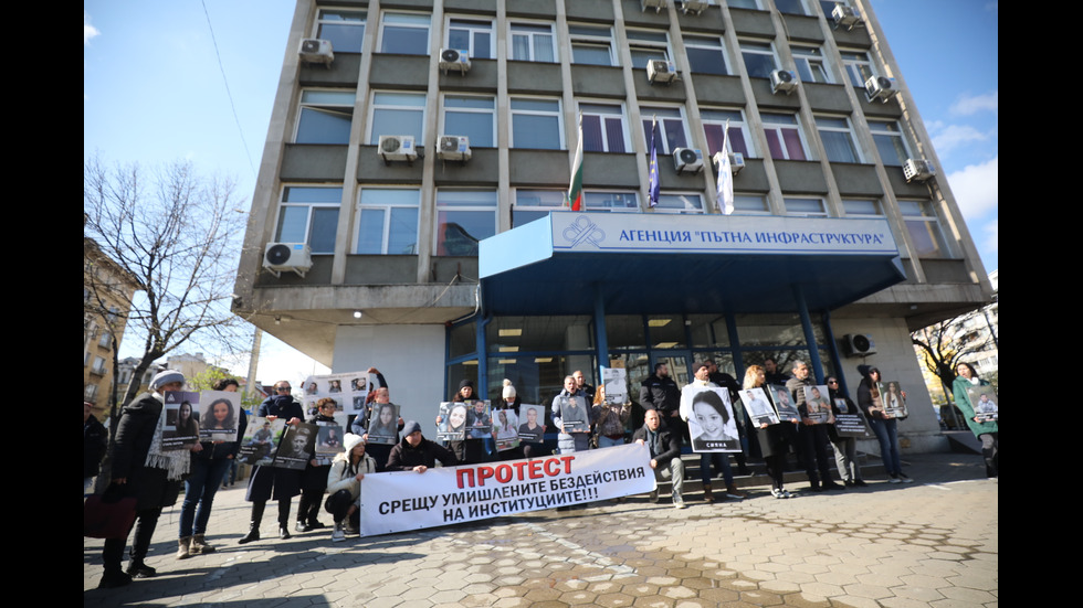 „Стига повече“: Протест в София срещу войната по пътищата