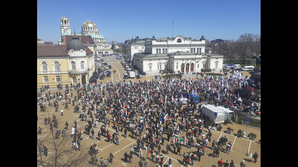 Два протеста се провеждат пред парламента