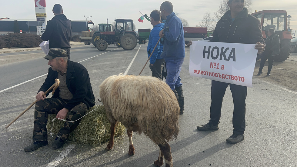 Протестът на земеделците и блокадите на ключови места продължават