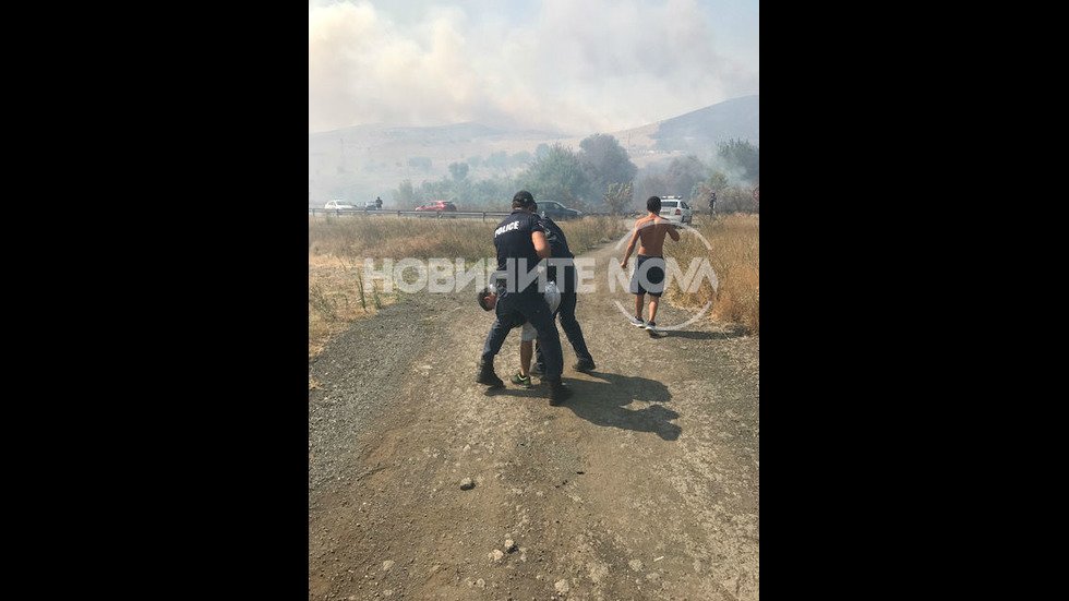 Пламъци обхванаха голяма площ край вилна зона в Бургаско