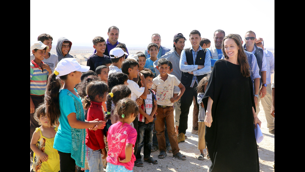 Анджелина Джоли посети бежански лагер в Йордания